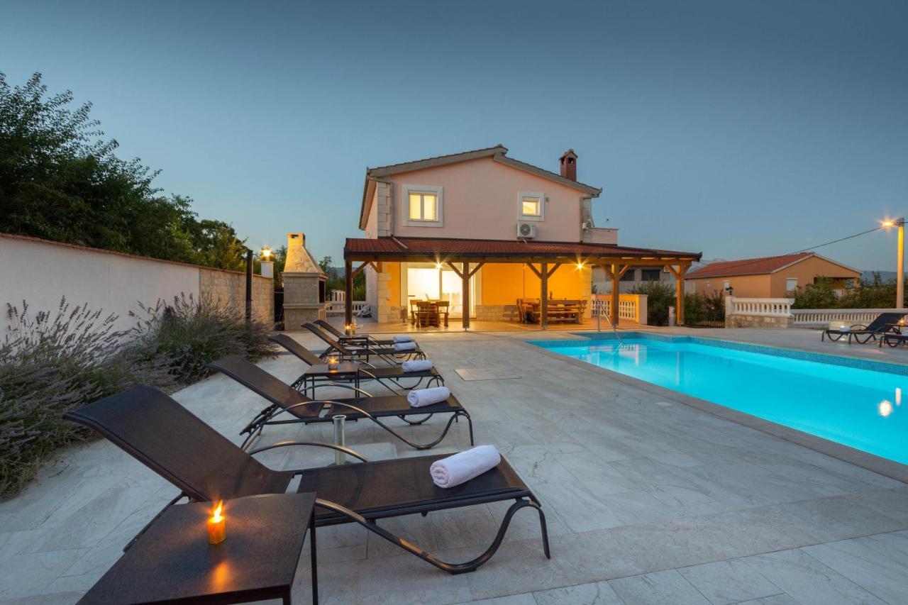 Vacation Villa Matic With 7 Bedrooms Sinj Exterior foto