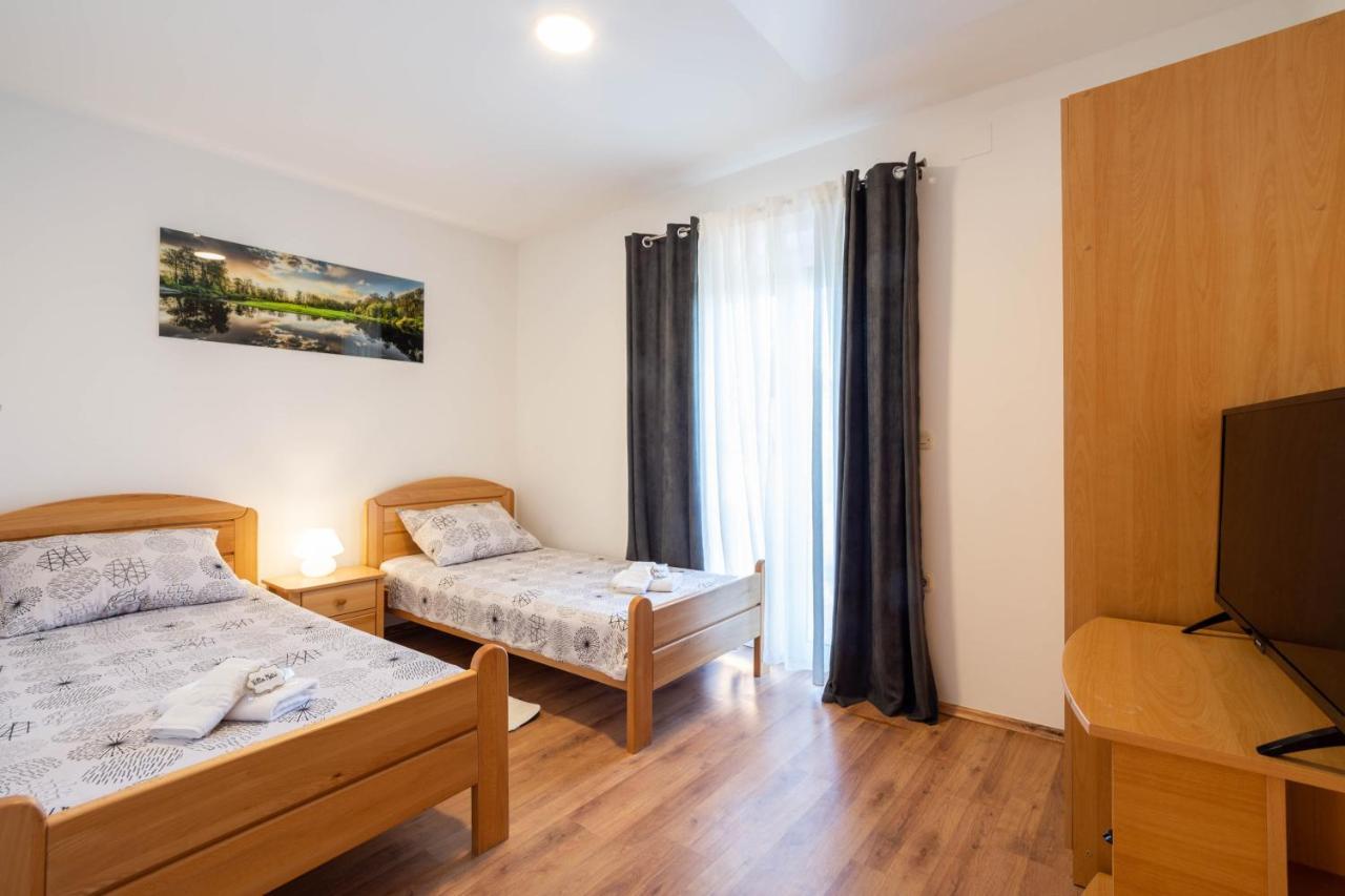 Vacation Villa Matic With 7 Bedrooms Sinj Exterior foto