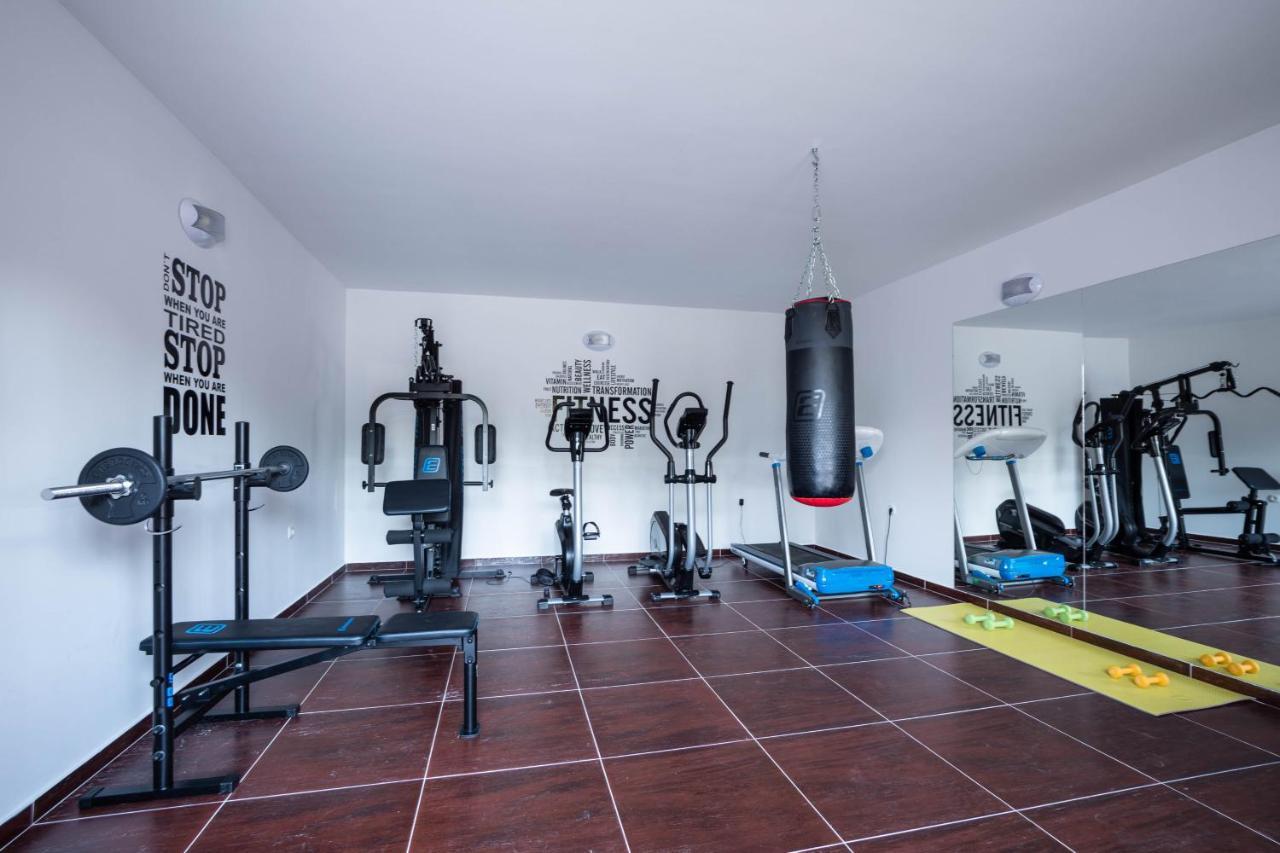 Vacation Villa Matic With 7 Bedrooms Sinj Exterior foto