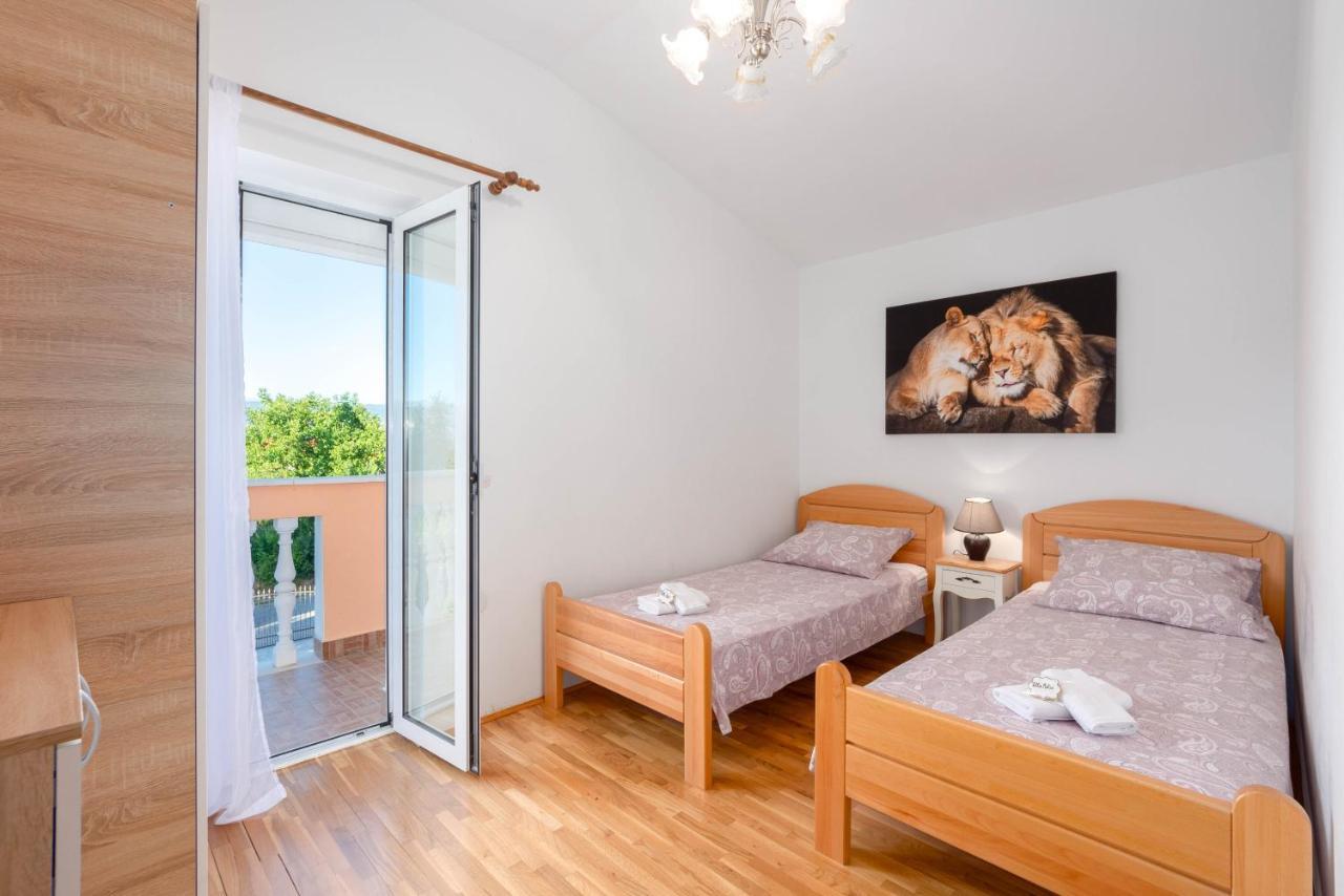Vacation Villa Matic With 7 Bedrooms Sinj Exterior foto