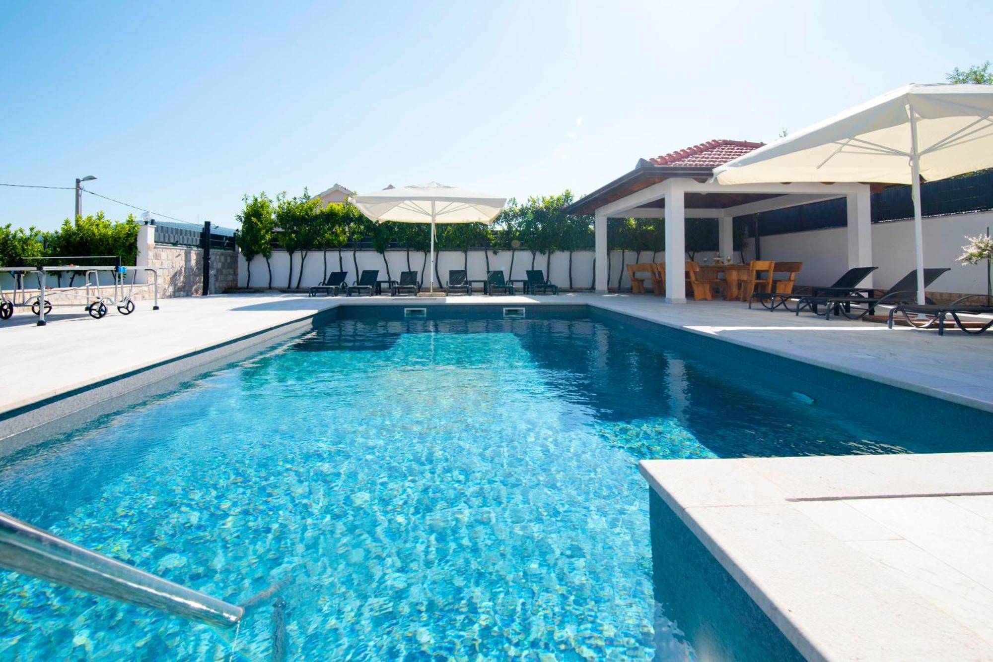 Vacation Villa Matic With 7 Bedrooms Sinj Exterior foto