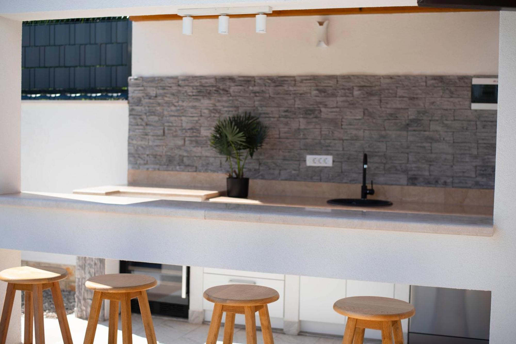 Vacation Villa Matic With 7 Bedrooms Sinj Exterior foto