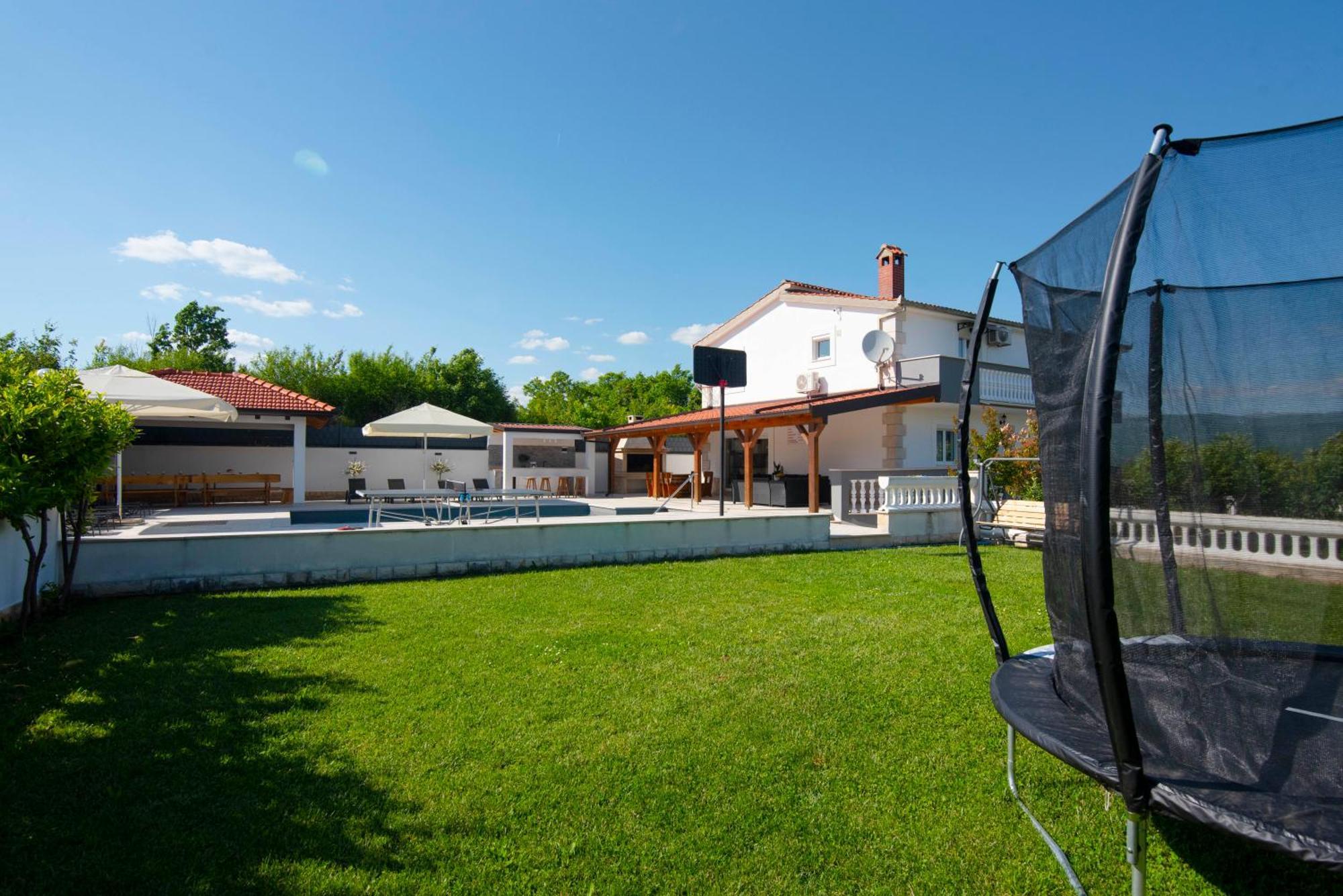 Vacation Villa Matic With 7 Bedrooms Sinj Exterior foto