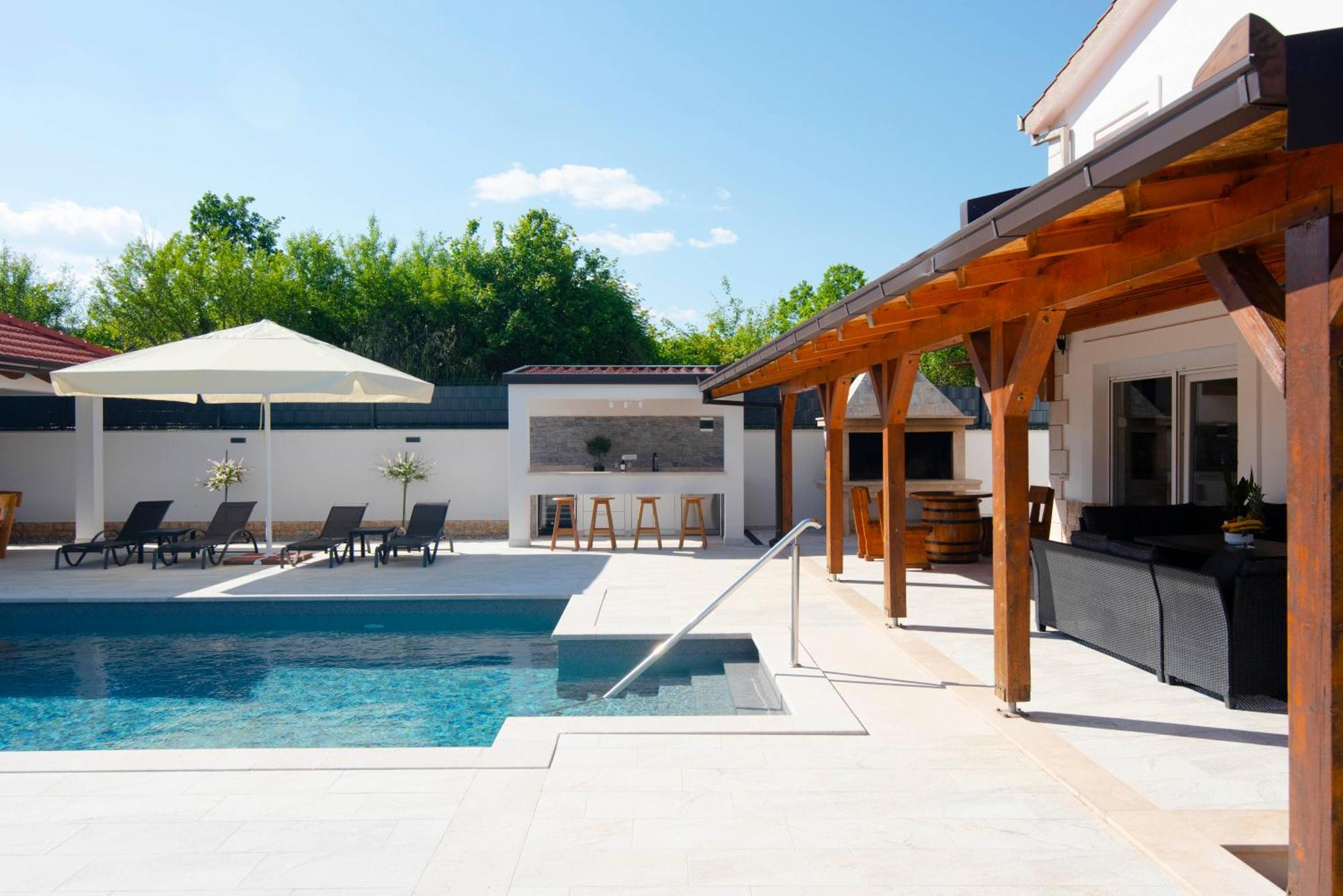 Vacation Villa Matic With 7 Bedrooms Sinj Exterior foto