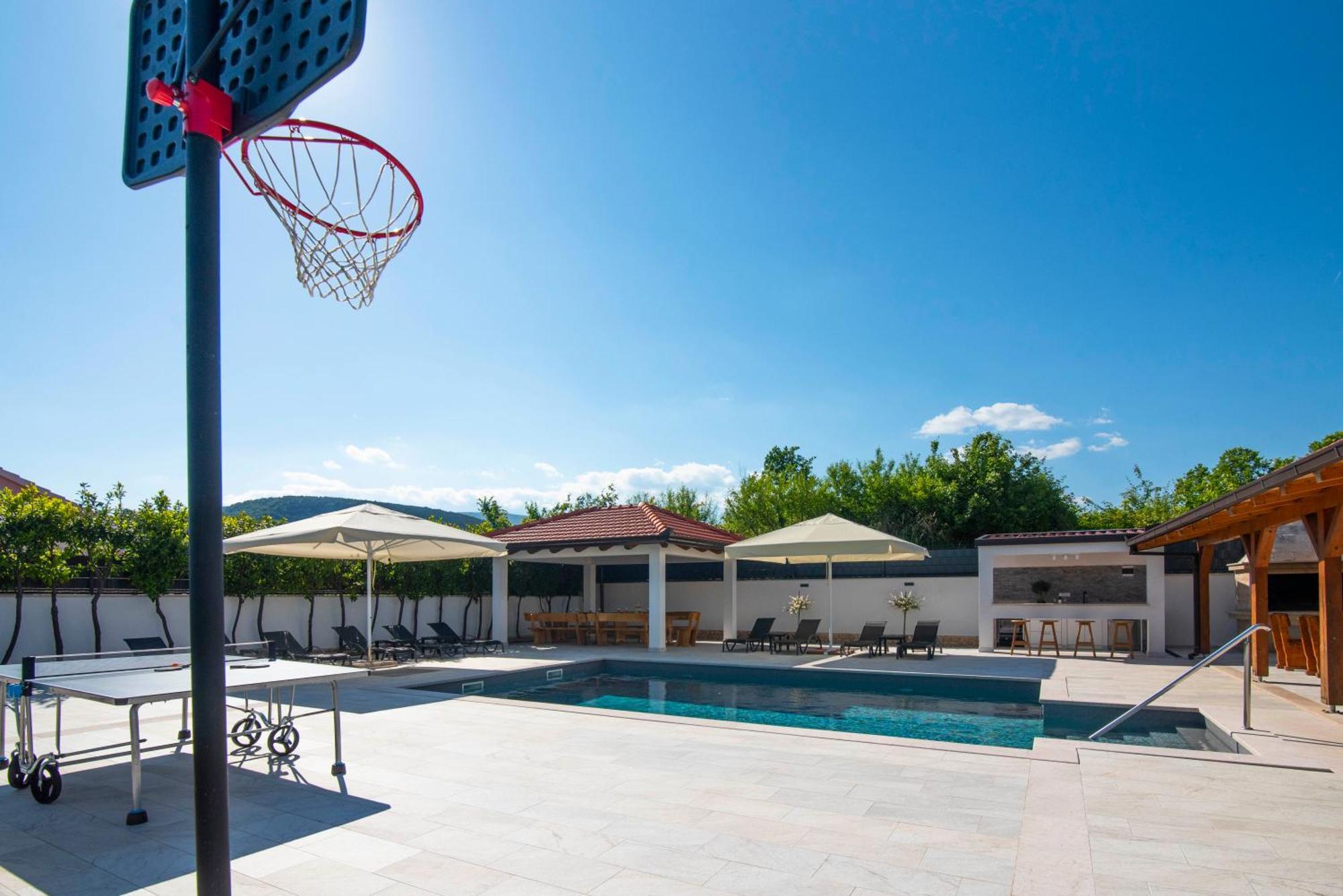 Vacation Villa Matic With 7 Bedrooms Sinj Exterior foto